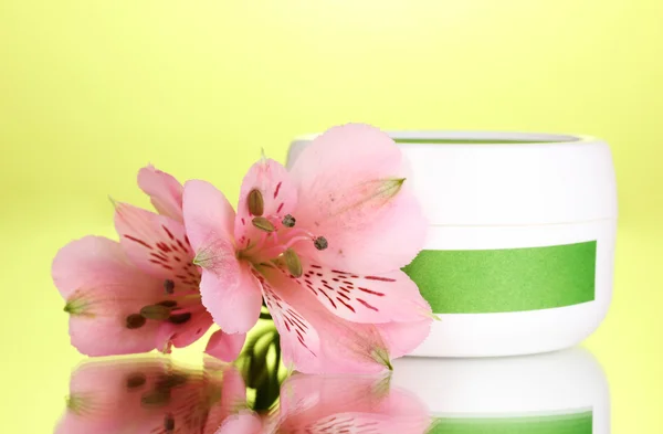 Pot de crème avec fleur sur fond vert — Photo