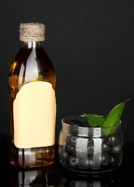 Olívaolaj a palackban, elszigetelt fekete háttér közelről — Stock Fotó