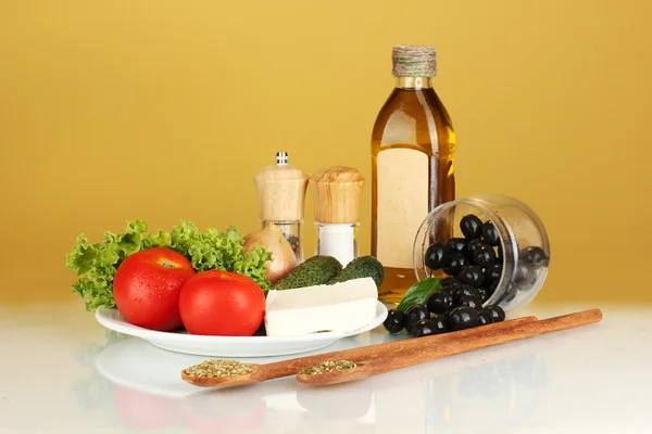 Ingredience na řecký salát na hnědé pozadí detail — Stock fotografie