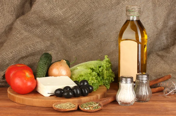 Ingredienser för en grekisk sallad på duk bakgrund närbild — Stockfoto