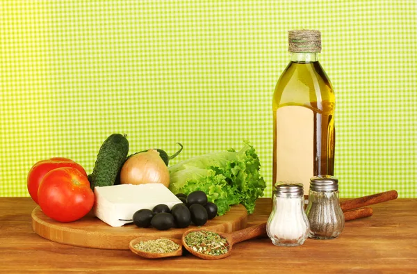 Ingredienser för en grekisk sallad på gröna duk bakgrund närbild — Stockfoto
