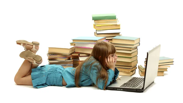 Dziewczynka z notebooka i książek na białym tle — Zdjęcie stockowe