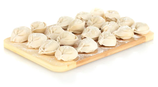 Dumplings brutos na placa de corte isolada em branco — Fotografia de Stock