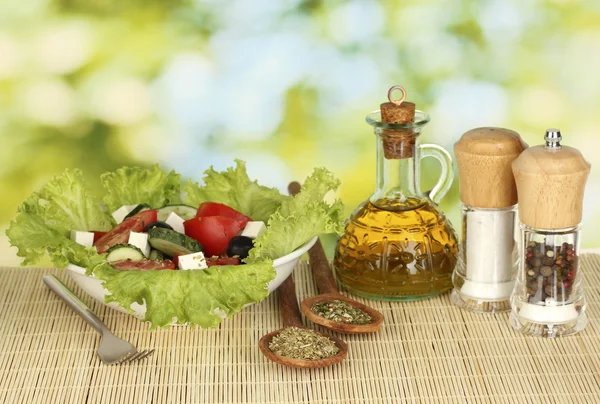 在明亮的绿色背景上的美味希腊沙拉 — 图库照片
