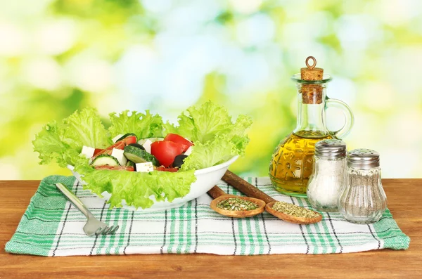 Смачний грецький салат на яскраво-зеленому фоні — стокове фото