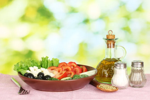 Sabrosa ensalada griega sobre fondo verde brillante — Foto de Stock