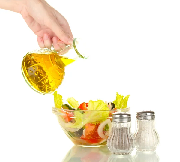 用白色背景上橄榄油调味的希腊沙拉 — 图库照片
