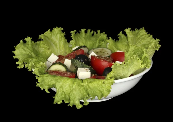 Вкусный греческий салат, изолированный на черном — стоковое фото