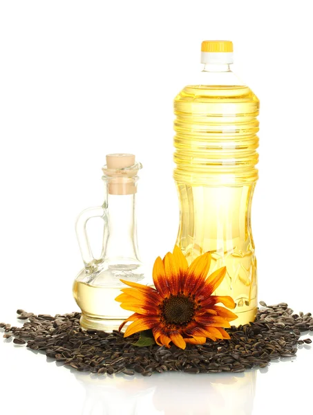 Slunečnicový olej v plastové lahvi a malou karafu izolovaných na bílém pozadí — Stock fotografie