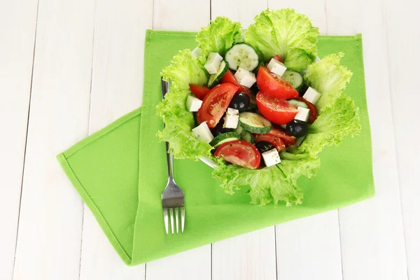 Lekkere Griekse salade op witte houten achtergrond — Stockfoto