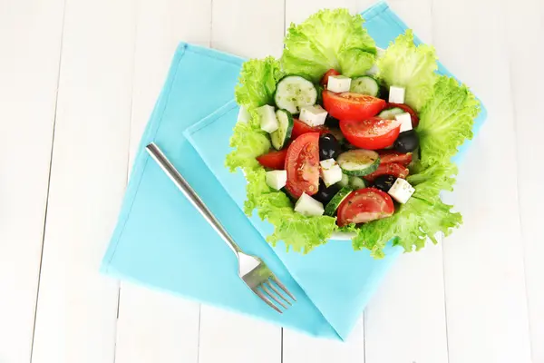 Вкусный греческий салат на белом деревянном фоне — стоковое фото