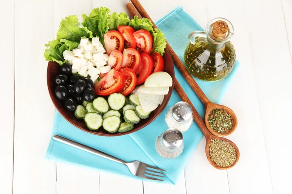 Lekkere Griekse salade met kruiden op witte houten achtergrond — Stockfoto
