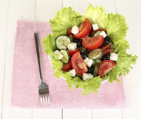 美味希腊沙拉木在白色背景上 — 图库照片