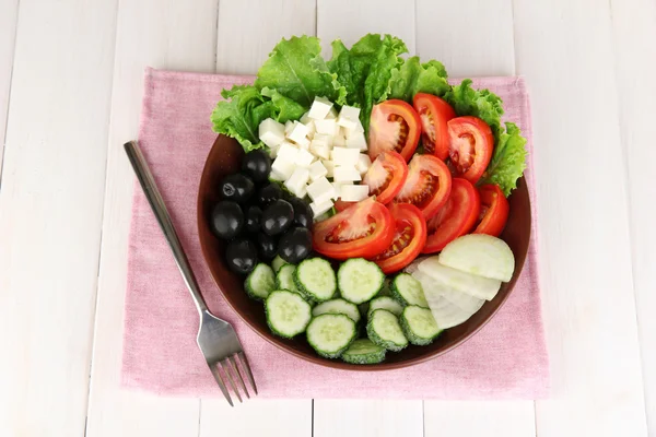 흰색 나무 바탕에 맛 있는 그리스 샐러드 — 스톡 사진
