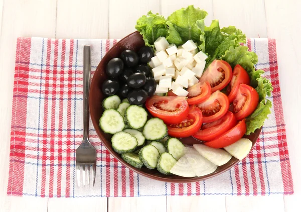 Ízletes görög saláta fehér fa háttér — Stock Fotó