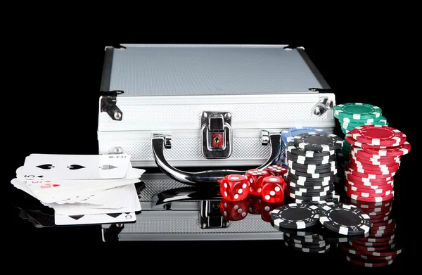 Pokerset på metalliska fall isolerade på svart bakgrund — Stockfoto