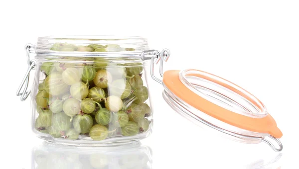 白で隔離される jar で緑のスグリ — ストック写真