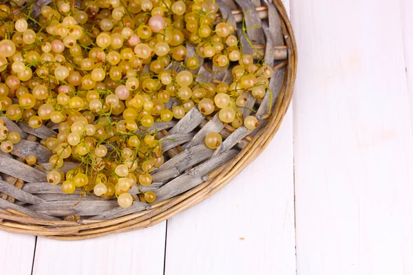 Vita vinbär på wicker matta på trä bakgrund — Stockfoto