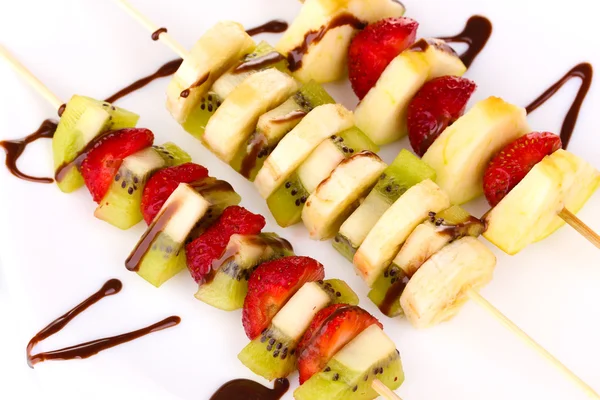 Frutas e bagas misturadas em espetos com close-up de chocolate — Fotografia de Stock