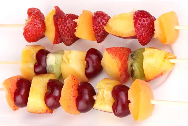 Frutas y bayas mezcladas en brochetas de cerca — Foto de Stock