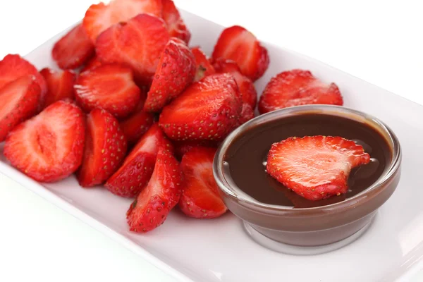 Свежая клубника на тарелке с шоколадным крупным планом — стоковое фото