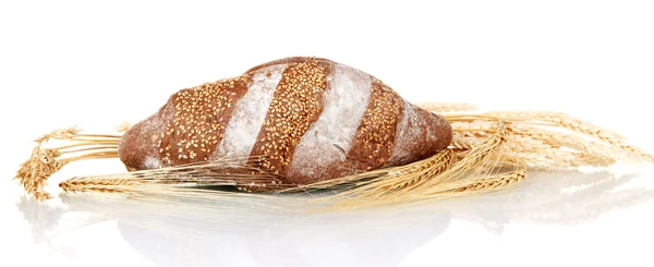 Domácí celý chléb izolované na bílém pozadí — Stock fotografie