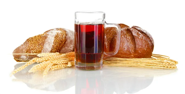 Kieliszek Kwas Chlebowy z chlebem na białym tle — Zdjęcie stockowe