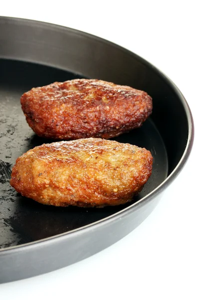Burger lezat di wajan pada latar belakang putih close-up — Stok Foto