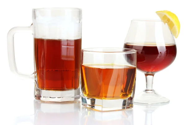 Різноманітні алкогольні напої ізольовані на білому — стокове фото