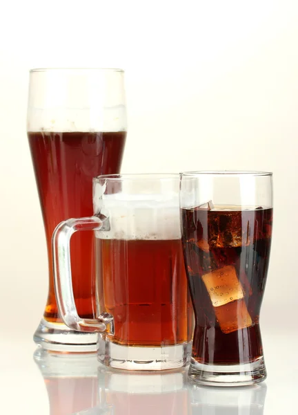 Αναψυκτικά - μπύρα, αναψυκτικά τύπου κόλα και κβας που απομονώνονται σε λευκό φόντο — Φωτογραφία Αρχείου