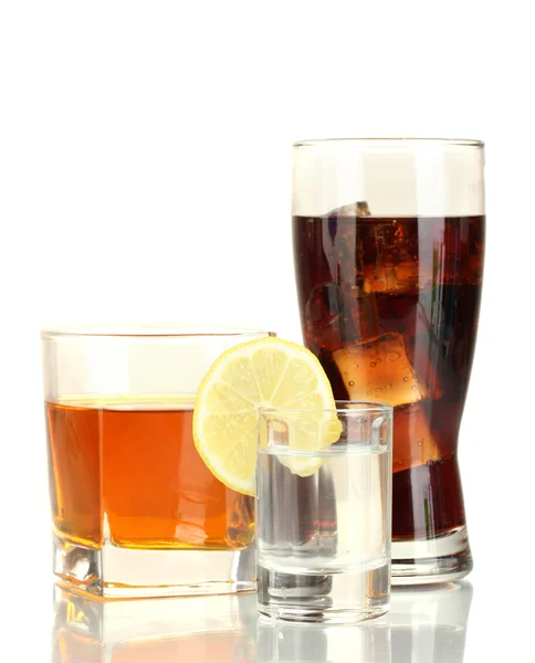 Een scala aan alcoholische dranken geïsoleerd op wit — Stockfoto