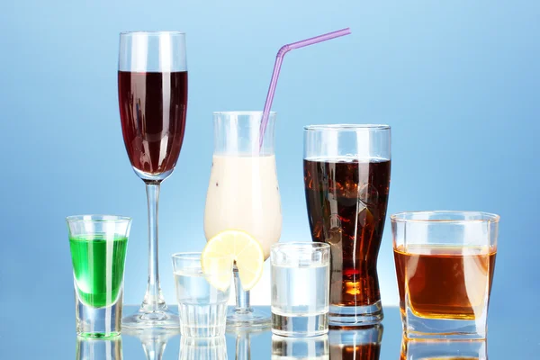 Μια ποικιλία από αλκοολούχα ποτά σε μπλε φόντο — Φωτογραφία Αρχείου