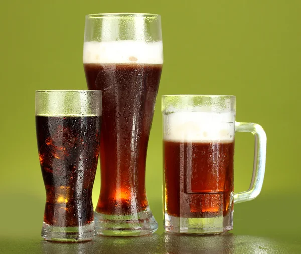 飲み物 - ビール、コーラ、緑色の背景で kvass — ストック写真