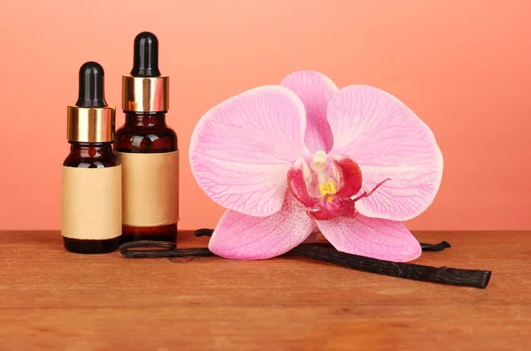 Cialde alla vaniglia con olio essenziale su sfondo colorato — Foto Stock