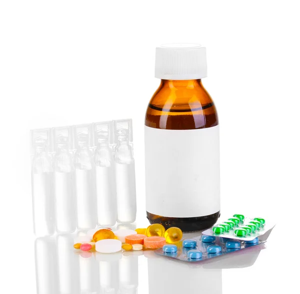 Medizinische Flaschen mit Tabletten und Ampullen isoliert auf weiß — Stockfoto