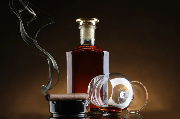 ボトル、ブランデーと茶色の背景に葉巻のガラス — ストック写真