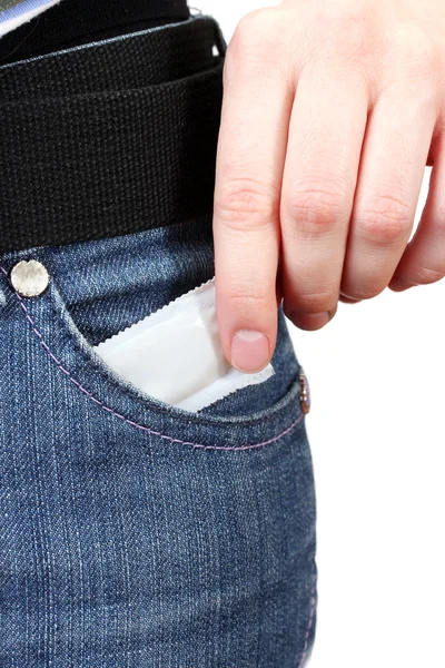 Dívka vytáhne kondom z kapse džíny zblízka — Stock fotografie