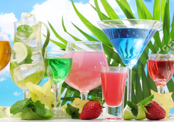Cocktailgläser auf dem Tisch vor blauem Himmel — Stockfoto