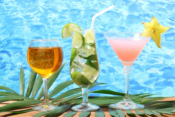 Bicchieri di cocktail su tavolo di legno su sfondo blu mare — Foto Stock