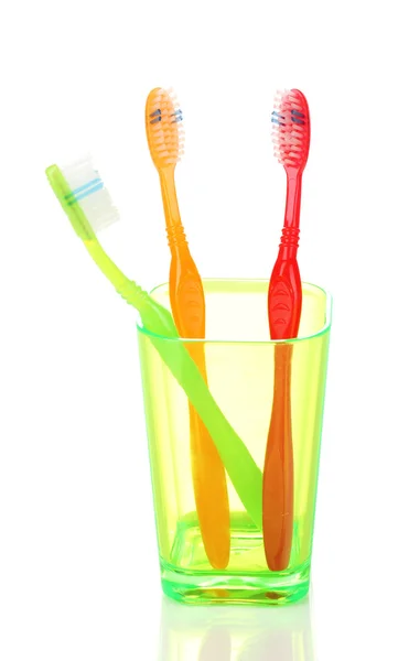 Зубні щітки в склі ізольовані на білому — стокове фото