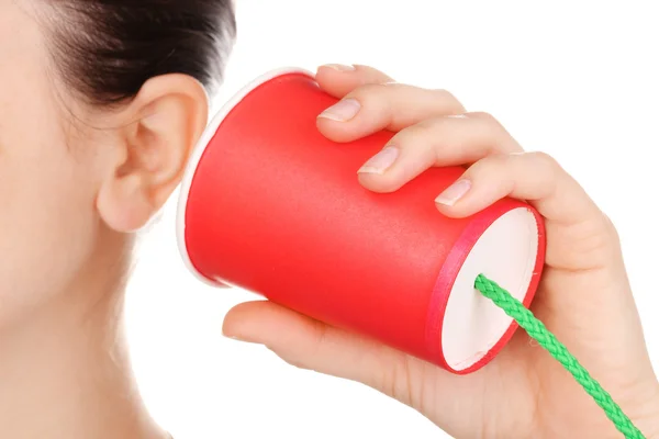 Menselijk oor en papier cup in de buurt van het close-up geïsoleerd op wit — Stockfoto