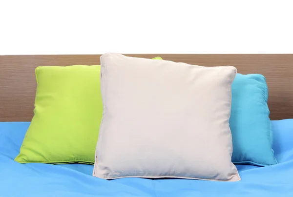 Φωτεινό μαξιλάρια στο κρεβάτι σε άσπρο φόντο — Φωτογραφία Αρχείου