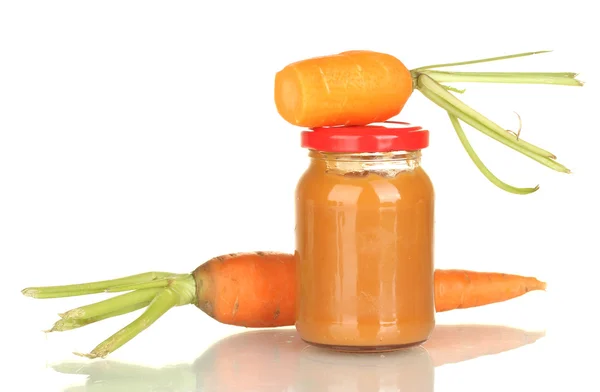 Glas mit Karotten Babynahrung isoliert auf weiß — Stockfoto