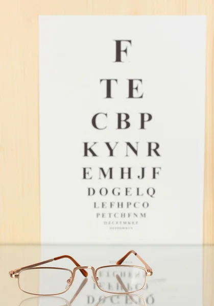 Tabla de pruebas de la vista con gafas de primer plano —  Fotos de Stock