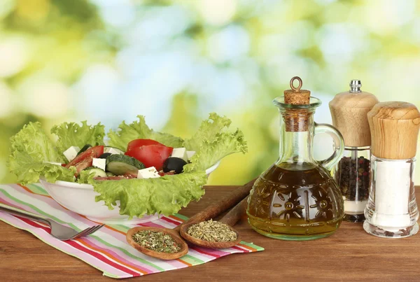 Välsmakande grekisk sallad på ljusa grön bakgrund — Stockfoto