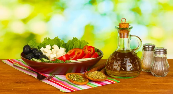 Savoureuse salade grecque sur fond vert vif — Photo