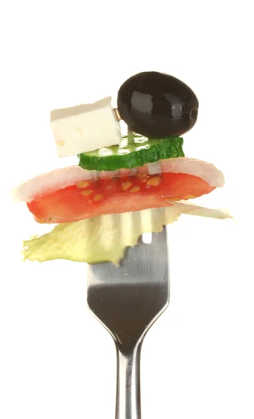 Ingredienser för en grekisk sallad på gaffeln på vit bakgrund närbild — Stockfoto