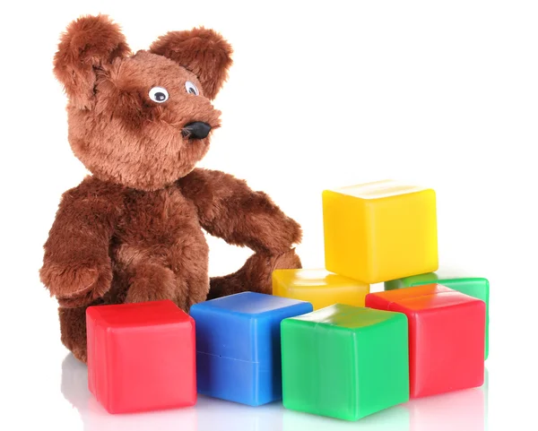 Sedící medvěd toy a barevné kostky izolovaných na bílém — Stock fotografie
