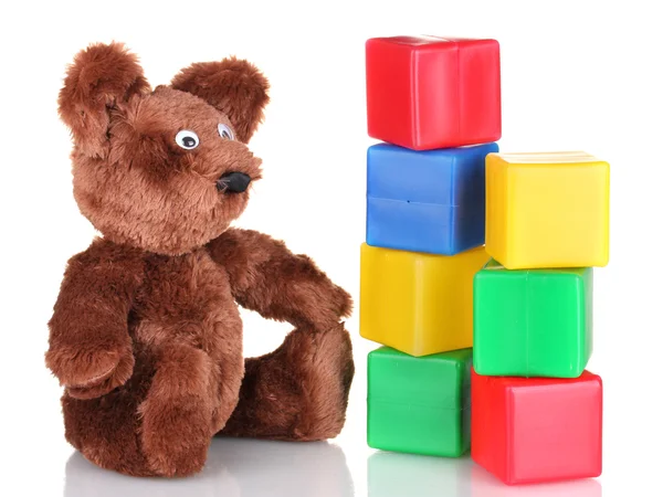 Сидяча іграшка ведмедя і кубики кольору ізольовані на білому — стокове фото