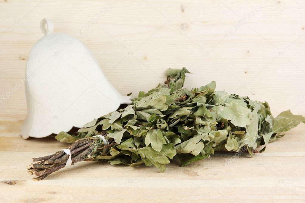 scopa bagno di quercia e cappello su fondo in legno — Foto Stock ... scopa bagno di quercia e cappello su fondo in legno — Foto Stock ...